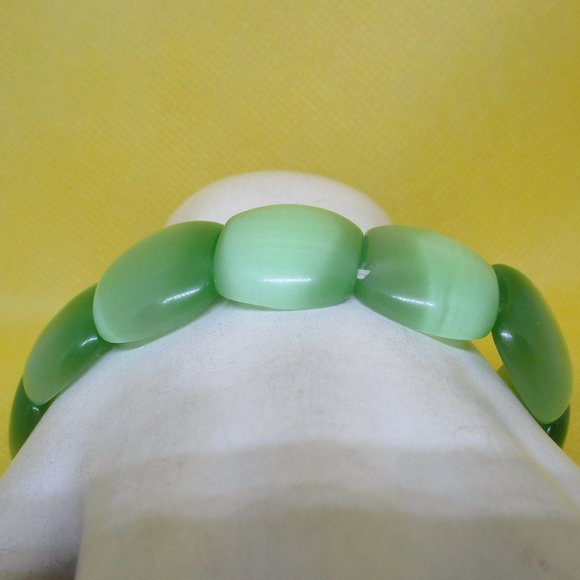 LARGE GLASS MOONGLOW Bracelet Large Green Oval Glass Moonglow Beaded 2 Elastic - Picture 3 of 9